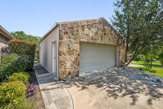 109 Rio Bravo Ct, Weatherford, TX 76088 - garage with driveway