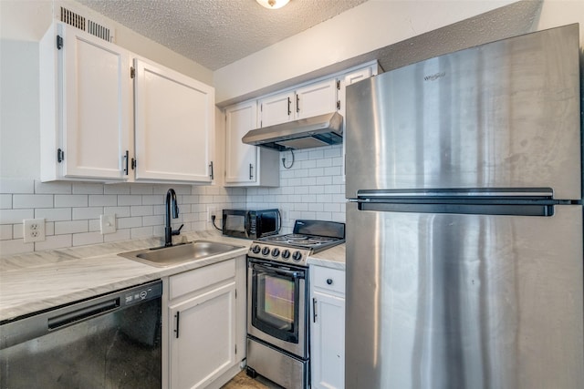 2301 Balsam Dr Unit F308, Arlington, TX 76006 - kitchen featuring black appliances, under cabinet range hood, a sink, light countertops, and white cabinetry