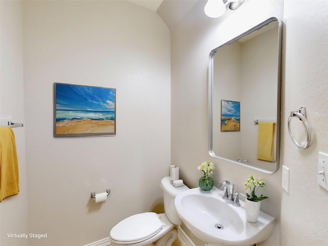 6407 Capulet Pl, Dallas, TX 75252 - half bathroom featuring toilet and a sink