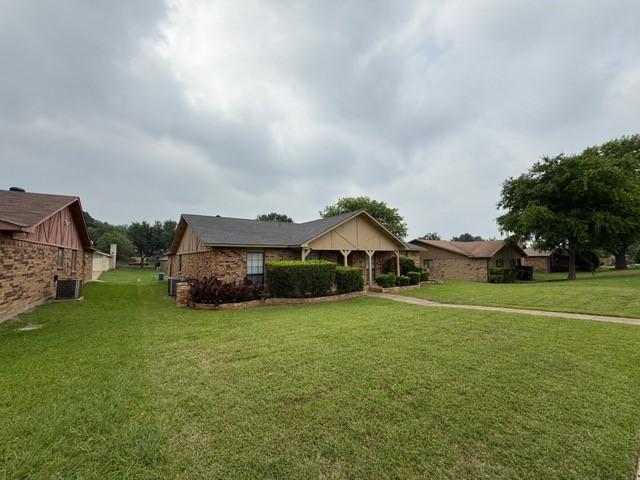 828 Wood Gln, Desoto, TX 75115 - view of front of property with a front lawn