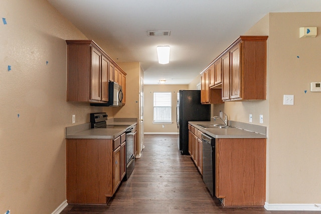 1005 Bainbridge Ln, Forney, TX 75126 - kitchen with appliances with stainless steel finishes, a sink, dark wood finished floors, baseboards, and light countertops
