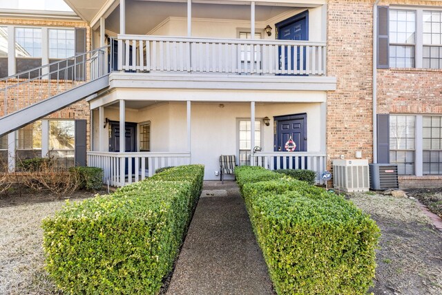 3101 Townbluff Dr Unit 1013, Plano, TX 75075 - entrance to property featuring a balcony, central AC, stucco siding, and a porch