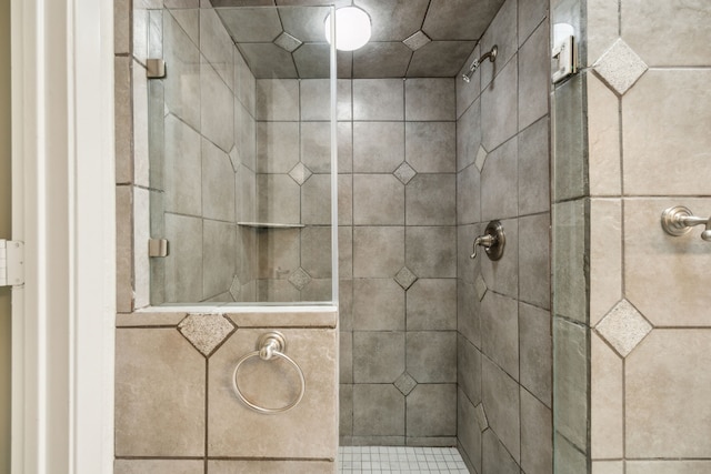 2207 Oakwood Ln, Arlington, TX 76012 - full bath featuring tiled shower