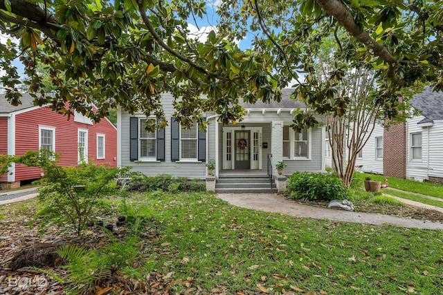 view of front facade featuring a front yard and covered porch