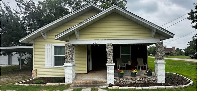 211 S Wickham St, Alvord, TX 76225 - view of front facade featuring a porch and a front yard