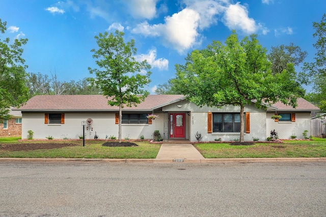 2103 S High St, Brady, TX 76825 - ranch-style house with brick siding and a front lawn