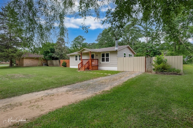 6470 Faust Dr, Shreveport, LA 71129 - ranch-style home with dirt driveway