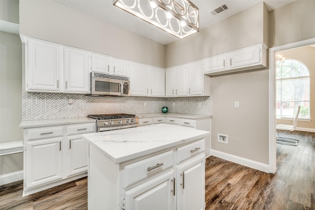 11016 Huntington Rd, Frisco, TX 75035 - kitchen featuring stainless steel appliances, wood finished floors, and baseboards