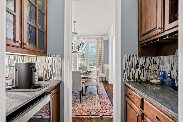 903 Crescent Dr, Highland Village, TX 75077 - kitchen with wine cooler, decorative backsplash, dark wood finished floors, a chandelier, and crown molding
