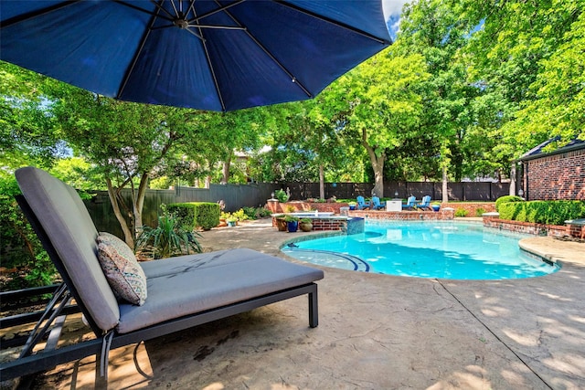 903 Crescent Dr, Highland Village, TX 75077 - view of swimming pool with a patio area, a fenced backyard, and a pool with connected hot tub