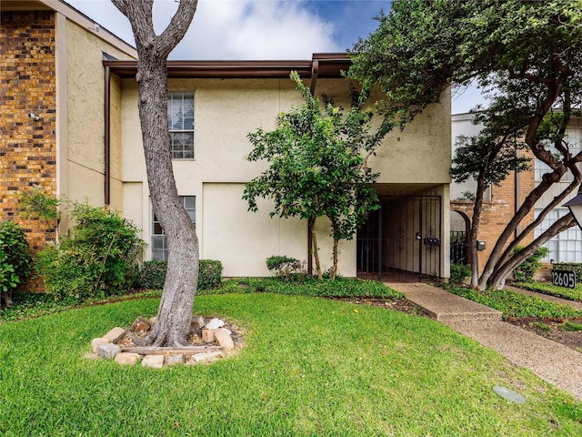 12605 Burninglog Ln, Dallas, TX 75243 - view of property featuring stucco siding and a front lawn
