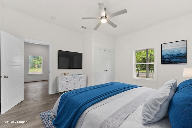 1601 N 11th St, Waco, TX 76707 - bedroom with wood finished floors, a closet, and ceiling fan
