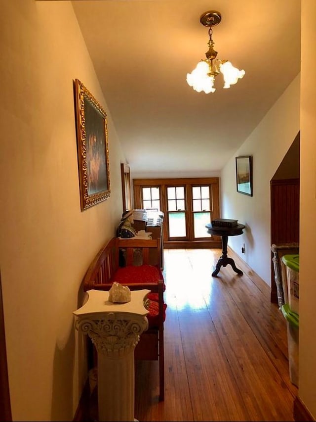 1001 S Locust St, Clarksville, TX 75426 - hallway featuring a chandelier, wood finished floors, and vaulted ceiling