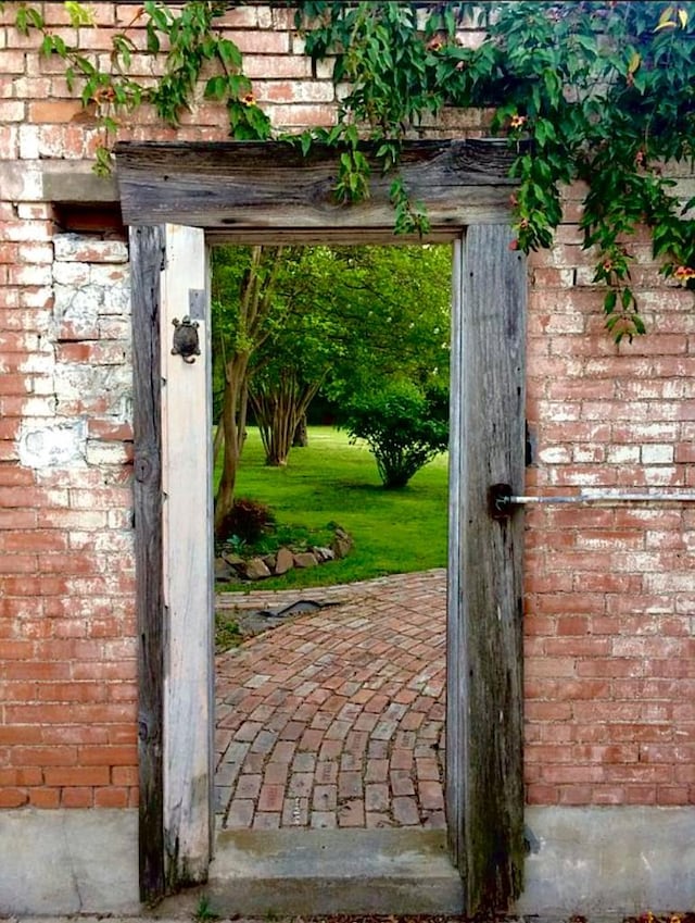 1001 S Locust St, Clarksville, TX 75426 - entryway featuring brick wall