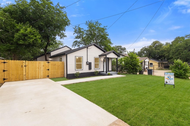 1832 Arch St, Fort Worth, TX 76105 - view of front facade with a gate