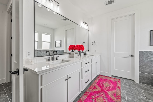 5219 Old Dennis Rd, Weatherford, TX 76087 - full bathroom featuring double vanity