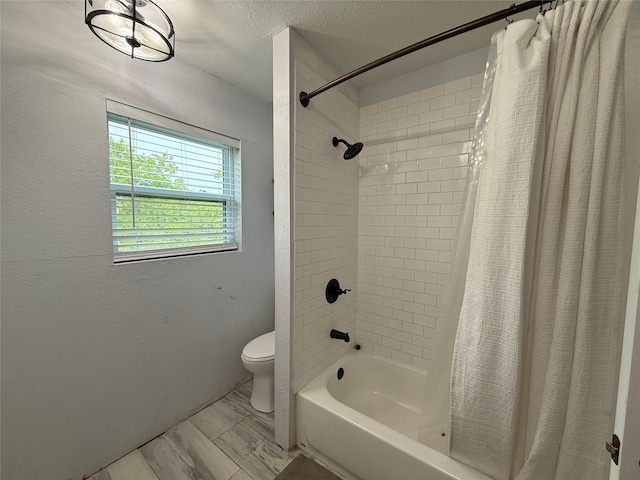 522 W 7th St, Weatherford, TX 76086 - full bathroom featuring toilet and shower / bathtub combination with curtain