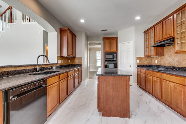 318 Mesquite Ct, Murphy, TX 75094 - kitchen with black appliances, under cabinet range hood, a sink, a kitchen island, and light marble finish floors