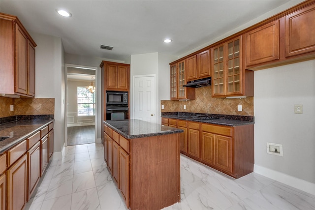 318 Mesquite Ct, Murphy, TX 75094 - kitchen with black appliances, baseboards, under cabinet range hood, light marble finish flooring, and recessed lighting