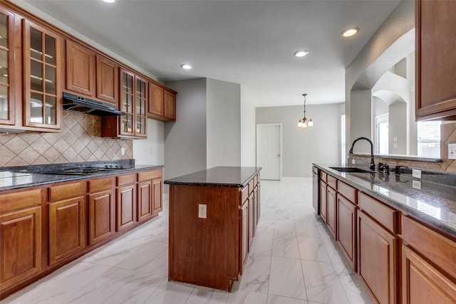318 Mesquite Ct, Murphy, TX 75094 - kitchen with under cabinet range hood, light marble finish flooring, stainless steel dishwasher, a sink, and dark stone countertops