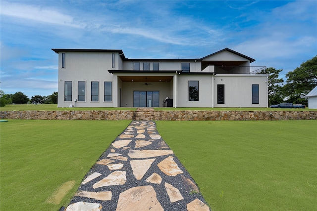 733 El Barco, Corsicana, TX 75109 - contemporary home with a front lawn, a ceiling fan, and stucco siding