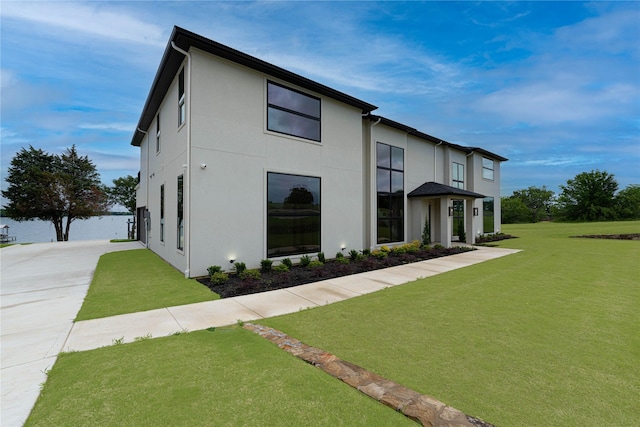 733 El Barco, Corsicana, TX 75109 - contemporary home featuring stucco siding, a front lawn, and concrete driveway