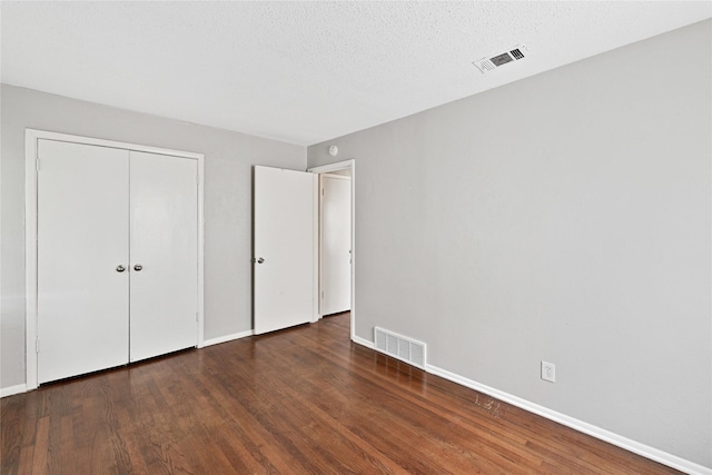 4208 Huckleberry Cir, Dallas, TX 75216 - unfurnished bedroom featuring wood finished floors, baseboards, and a closet