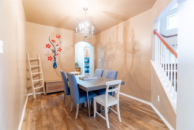 6500 Fannin Farm Way, Arlington, TX 76001 - dining area featuring arched walkways, light wood-style flooring, a chandelier, and baseboards