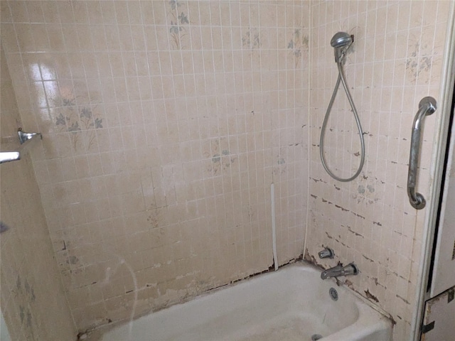 2214 N Woodland St, Amarillo, TX 79107 - full bath featuring tub / shower combination