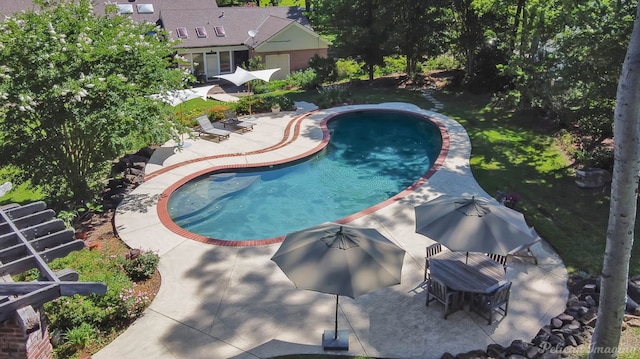 6706 Querbes Dr, Shreveport, LA 71106 - swimming pool with a patio area
