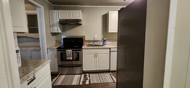 8278 Circle Dr, Kemp, TX 75143 - kitchen featuring stainless steel range with electric stovetop, under cabinet range hood, crown molding, dark wood finished floors, and white dishwasher