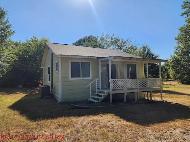 8278 Circle Dr, Kemp, TX 75143 - bungalow featuring a front yard, a porch, and a shingled roof