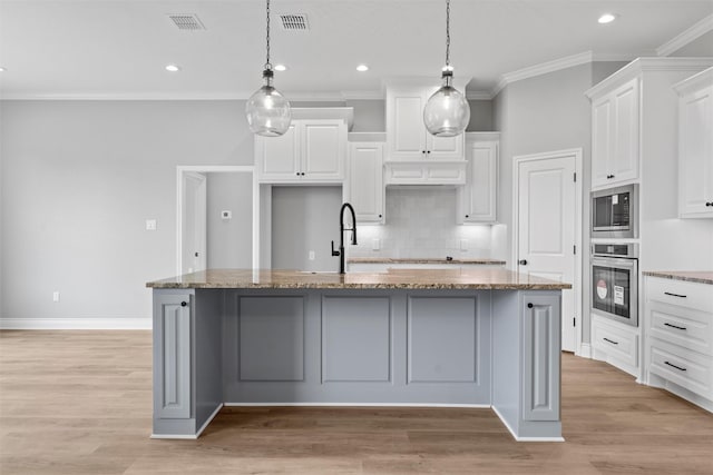 313 Crye Cir, Robinson, TX 76706 - kitchen featuring appliances with stainless steel finishes, a sink, crown molding, tasteful backsplash, and white cabinets