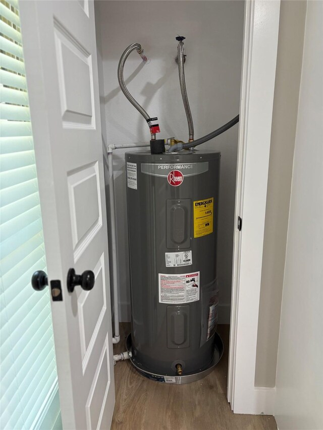 3214 51st St, Dallas, TX 75216 - utility room featuring water heater