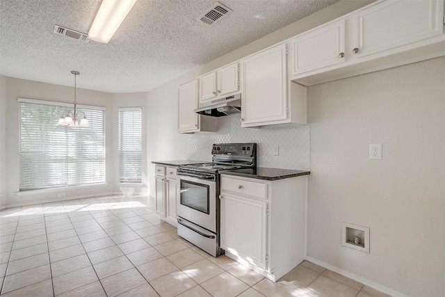 10832 Cobblestone Dr, Benbrook, TX 76126 - kitchen featuring stainless steel range with electric cooktop, under cabinet range hood, dark countertops, a chandelier, and tasteful backsplash