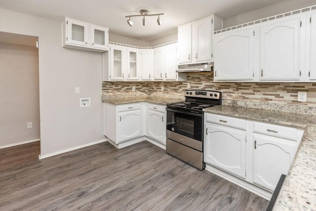 745 Cambridge Dr, Plano, TX 75023 - kitchen with stainless steel electric stove, under cabinet range hood, white cabinets, and decorative backsplash