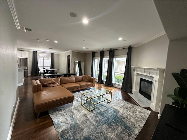 living room featuring crown molding, healthy amount of natural light, baseboards, dark wood-style floors, and recessed lighting