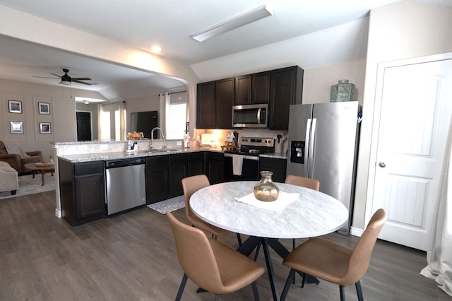 1402 Fantail Ln, Ennis, TX 75119 - kitchen featuring appliances with stainless steel finishes, a sink, ceiling fan, dark wood finished floors, and a peninsula