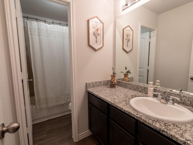 1402 Fantail Ln, Ennis, TX 75119 - full bathroom featuring wood finished floors, vanity, toilet, and shower / bath combo