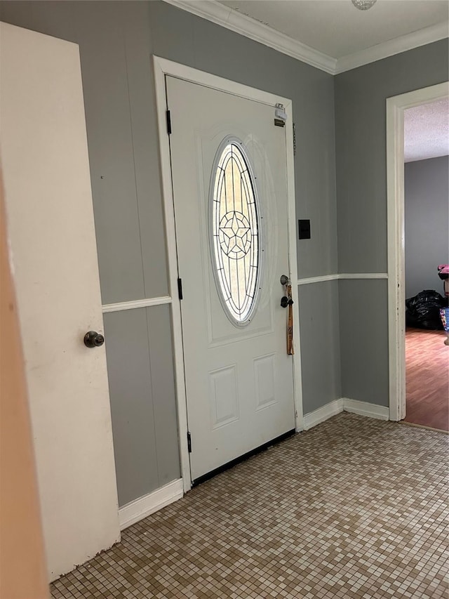1024 W Chestnut St, Denison, TX 75020 - foyer with crown molding and baseboards