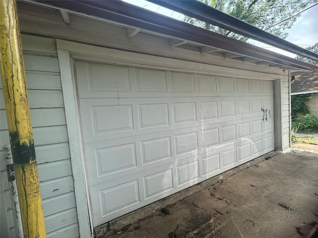 1024 W Chestnut St, Denison, TX 75020 - garage with driveway