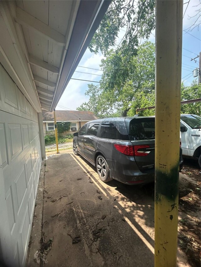 1024 W Chestnut St, Denison, TX 75020 - view of uncovered parking lot