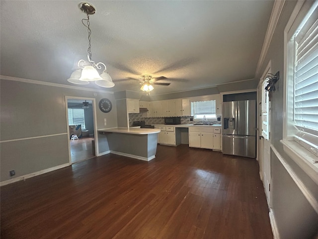 1024 W Chestnut St, Denison, TX 75020 - kitchen featuring appliances with stainless steel finishes, a sink, a peninsula, a ceiling fan, and crown molding