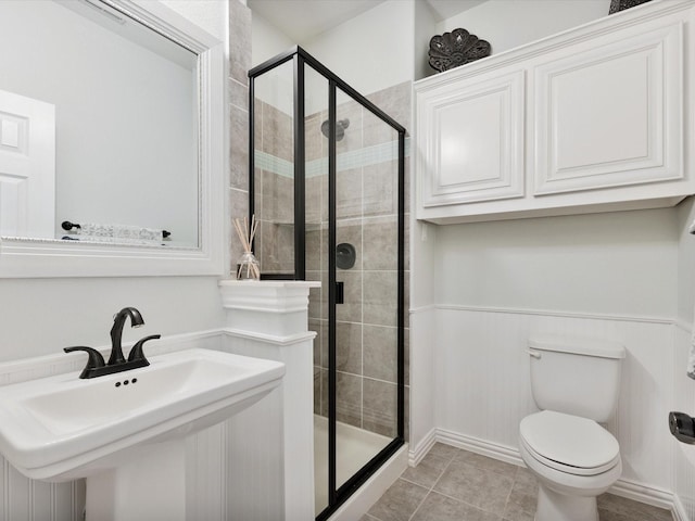 1505 Taylor Ln, Mckinney, TX 75071 - full bath with toilet, a shower stall, a sink, and a wainscoted wall