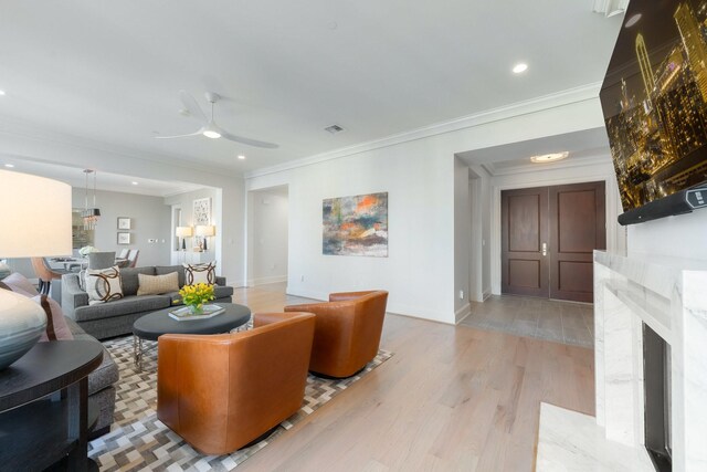 2525 N Pearl St Unit 1203, Dallas, TX 75201 - living area featuring ceiling fan, ornamental molding, light wood finished floors, recessed lighting, and baseboards