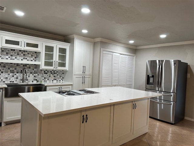 10125 Peppertree Ln, Fort Worth, TX 76108 - kitchen with stainless steel refrigerator with ice dispenser, a sink, crown molding, recessed lighting, and decorative backsplash