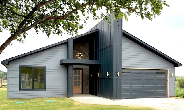 5517 Stonegate Cir, Granbury, TX 76048 - view of front of property featuring driveway