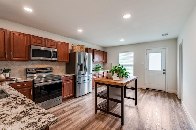 2120 Burnside Dr, Fort Worth, TX 76177 - kitchen featuring stainless steel appliances, tasteful backsplash, light wood-style floors, baseboards, and recessed lighting