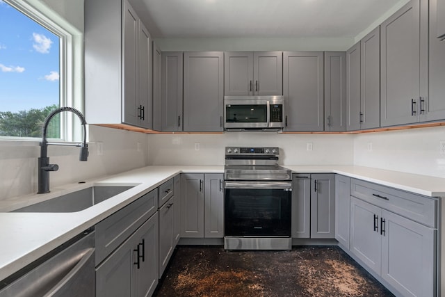 400 Round Up Ct, Stephenville, TX 76401 - kitchen featuring stainless steel appliances, gray cabinetry, a sink, and light countertops