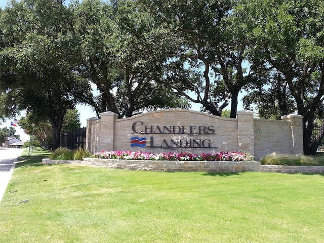 135 Freedom Ct, Rockwall, TX 75032 - community / neighborhood sign featuring a yard